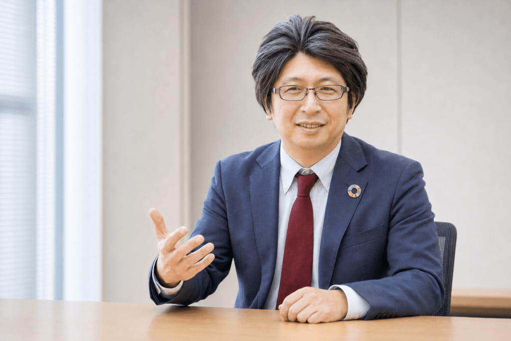 会議室で制作相談の進め方について話すスーツ姿の担当者
