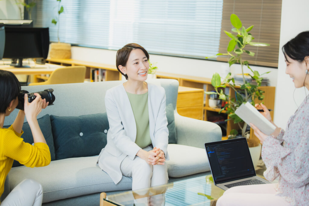 経営者や社員への取材を通じて企業の強みや物語を引き出す様子