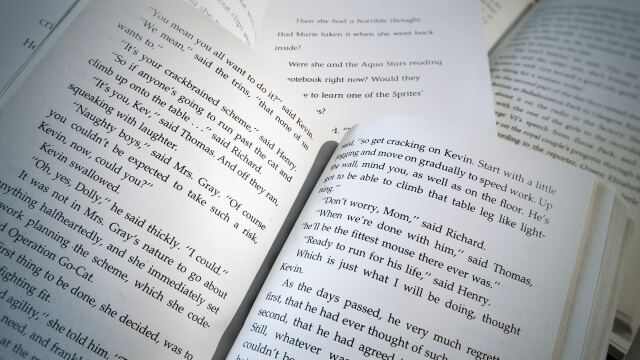 英字の文章が組まれた開いた書籍の紙面