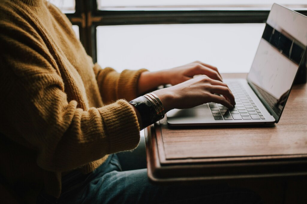 ノートパソコンで入稿データを確認する人物